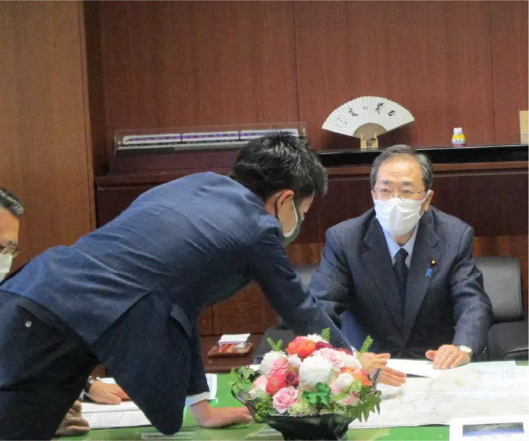 国土交通大臣室にて、斉藤国交大臣に資料を見せながら直談判するかつまた孝明