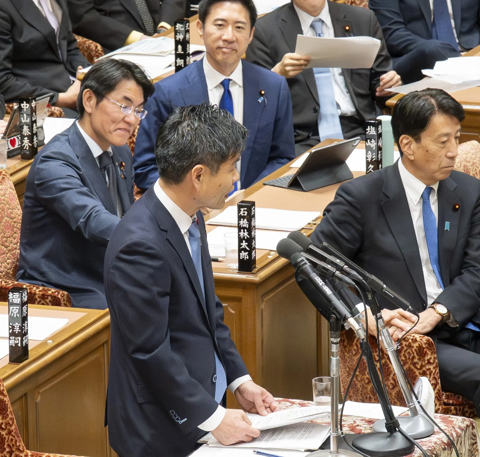 衆議院予算委員会にてかつまた孝明が高市総理に質問する様子。