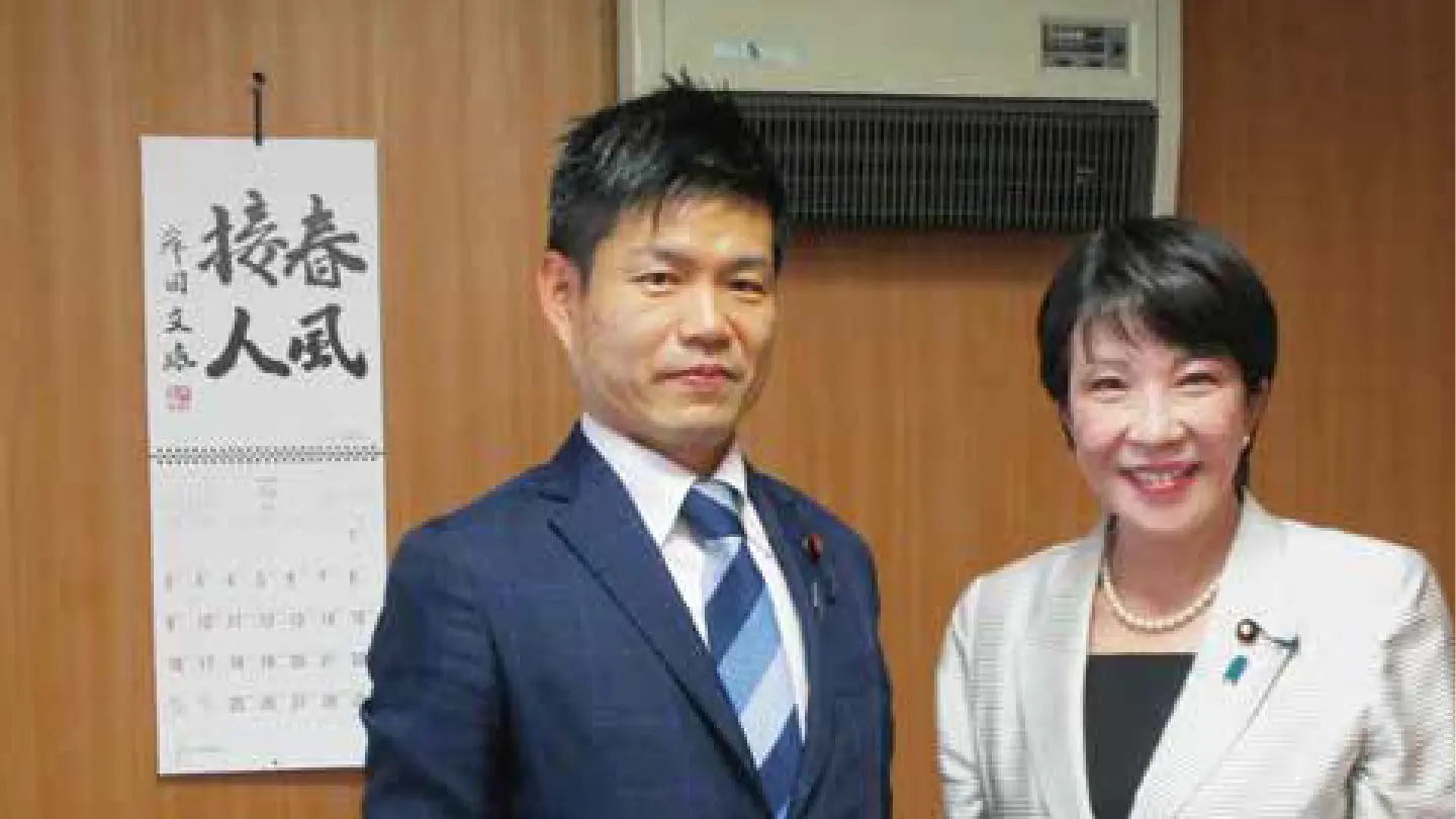 スーツ姿で記念撮影をする、政調会長の高市早苗先生とかつまた孝明