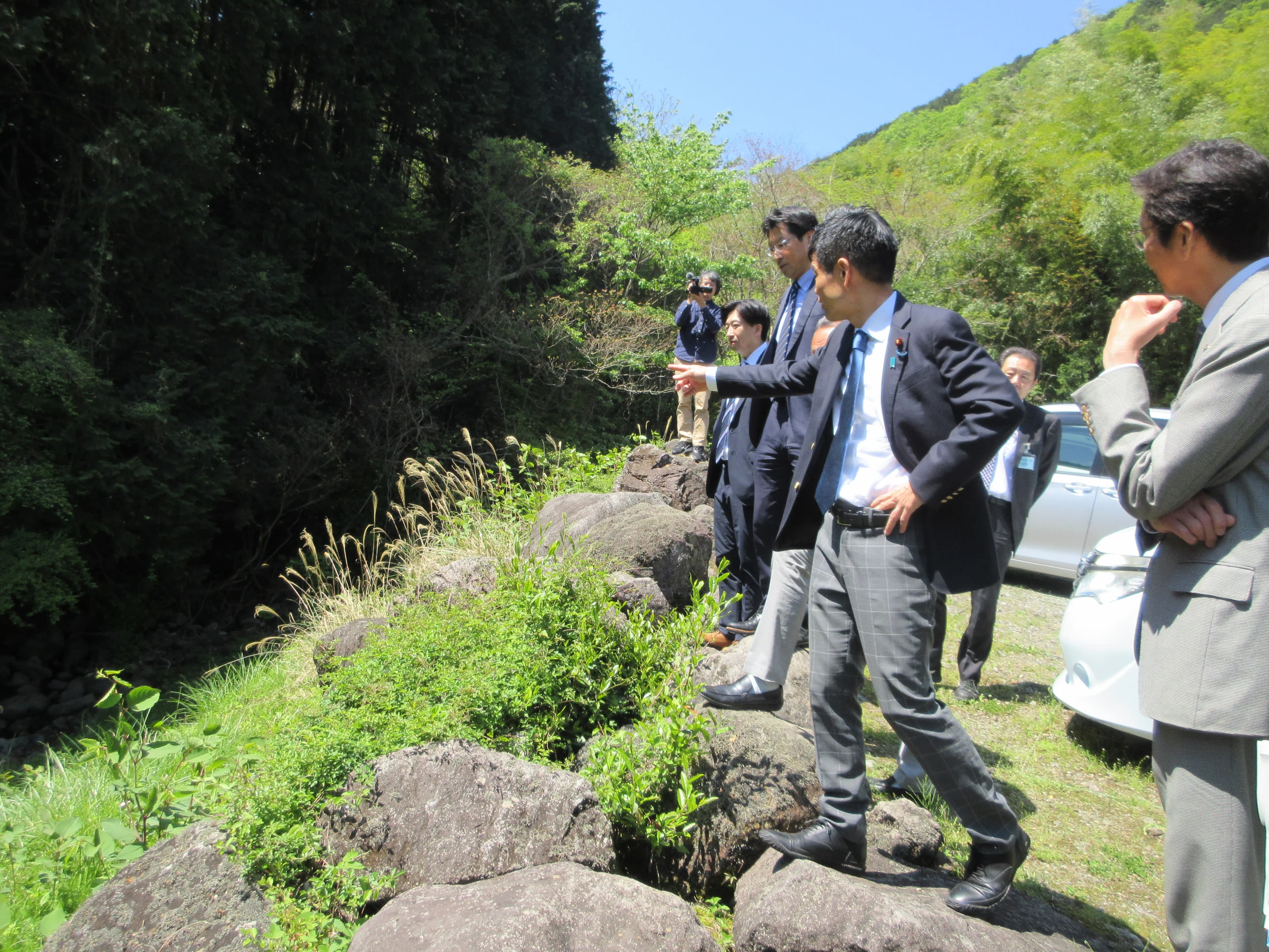 伊豆地域の現地視察で関係者と意見を交わすかつまた孝明