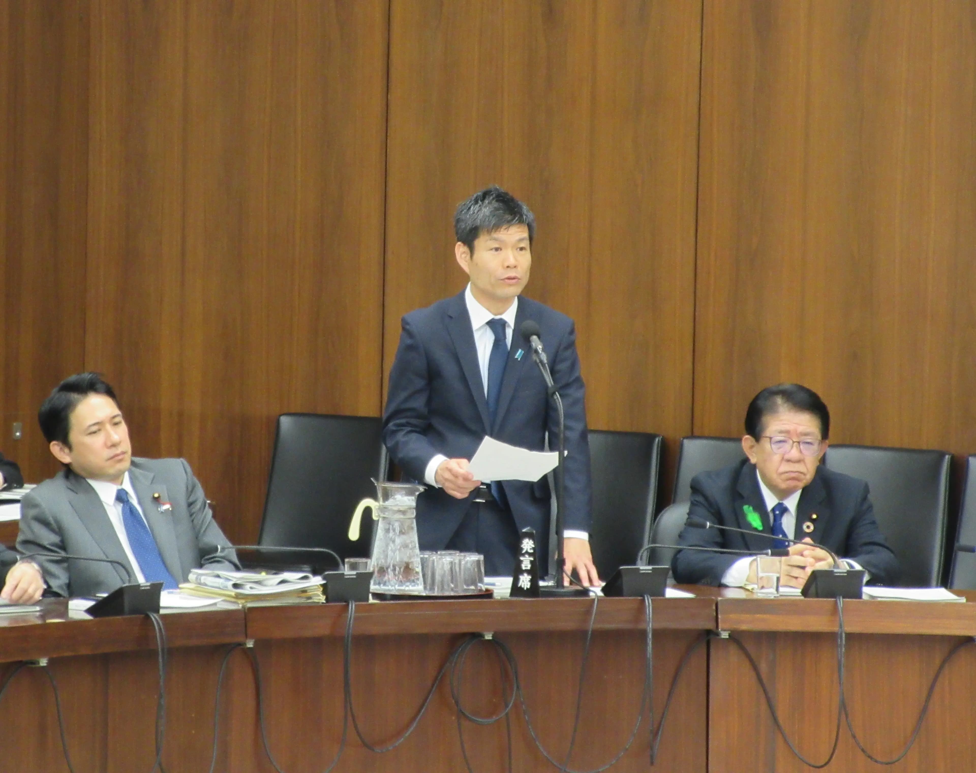 国土交通委員会の発言席に立ち答弁するかつまた孝明