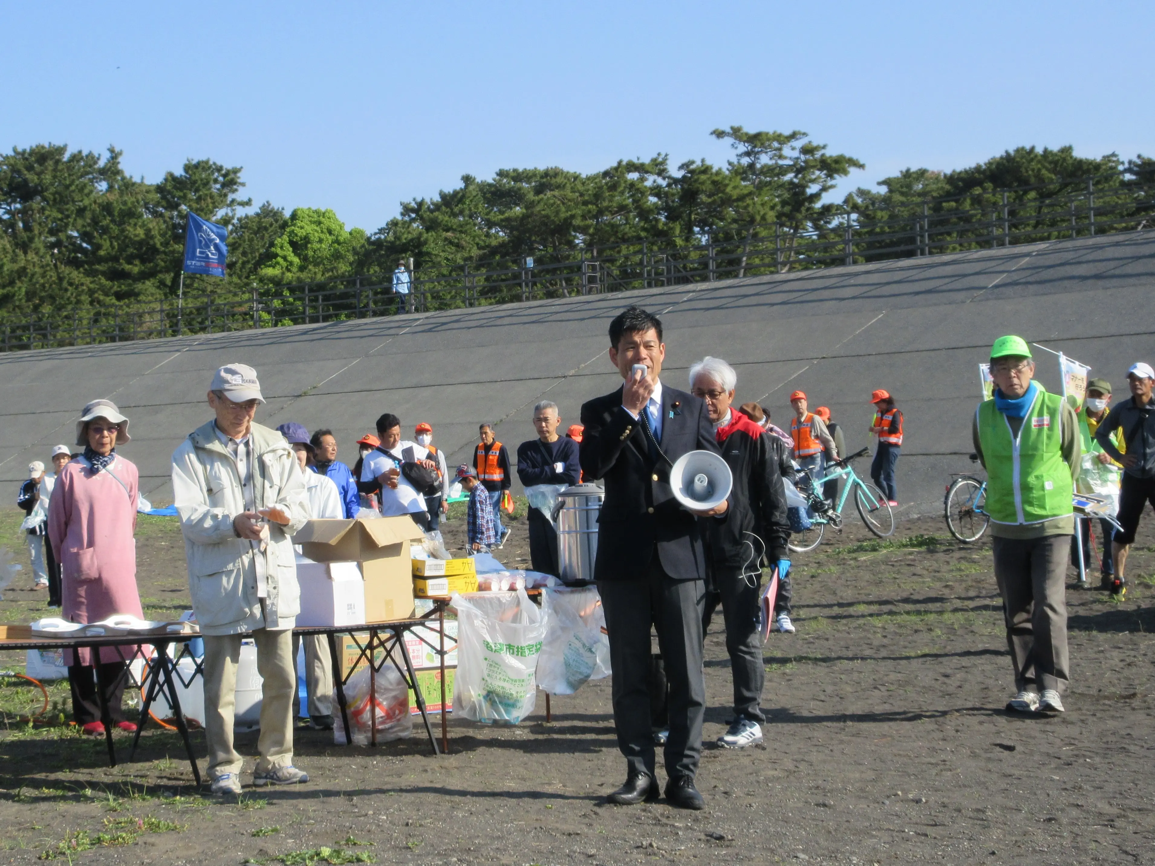 沼津市の海岸清掃活動で参加者に挨拶するかつまた孝明