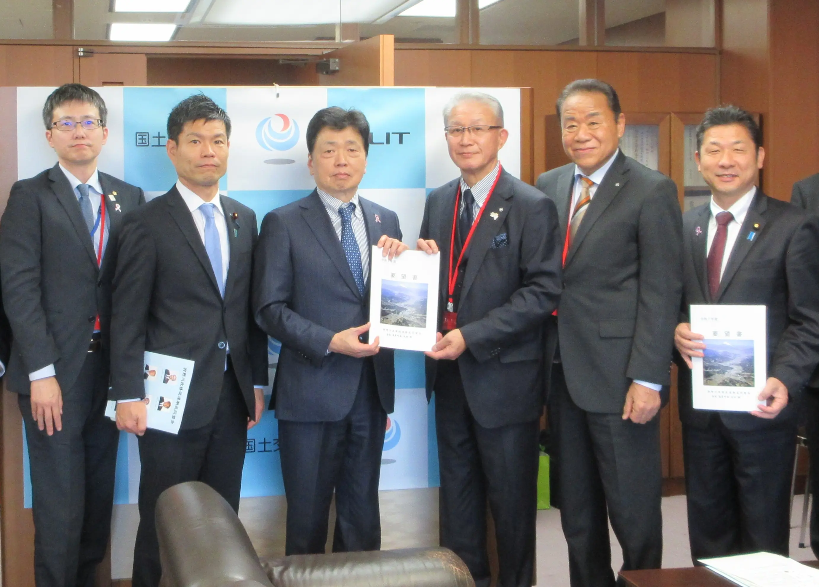 国土交通省への要望書提出に同席するかつまた孝明(左から2番目)