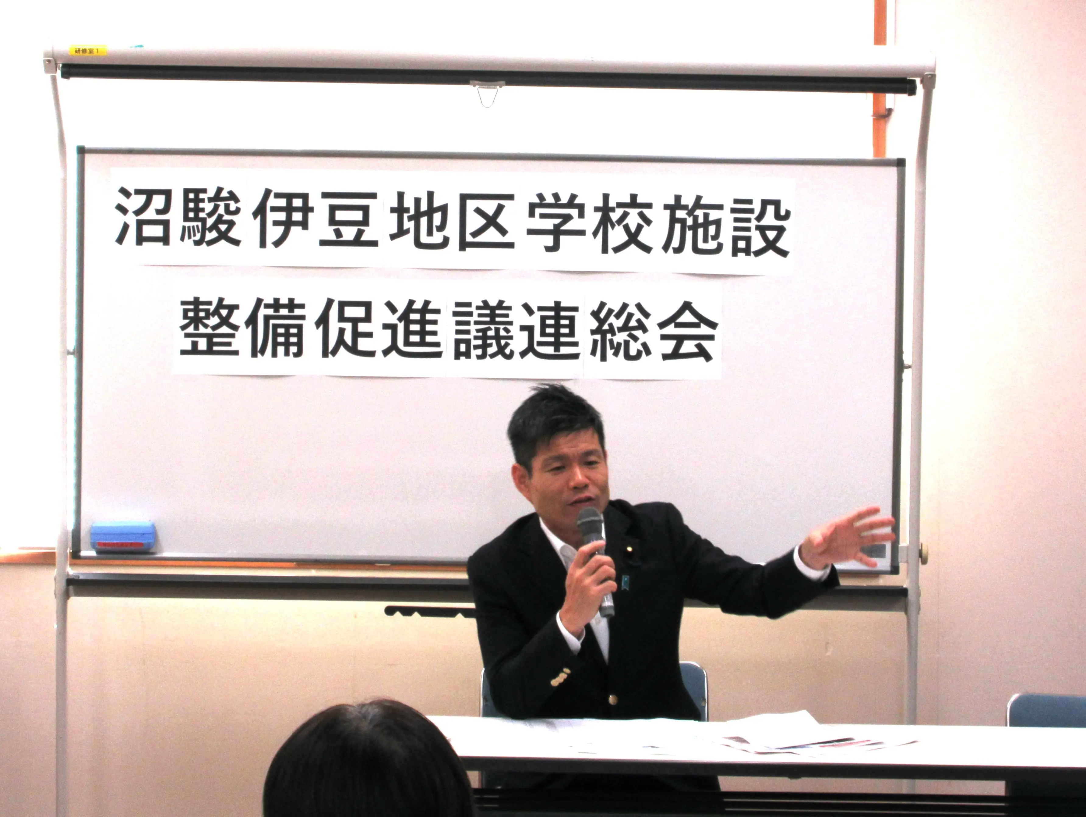 沼駿伊豆地区学校施設整備促進議連総会で発言するかつまた孝明